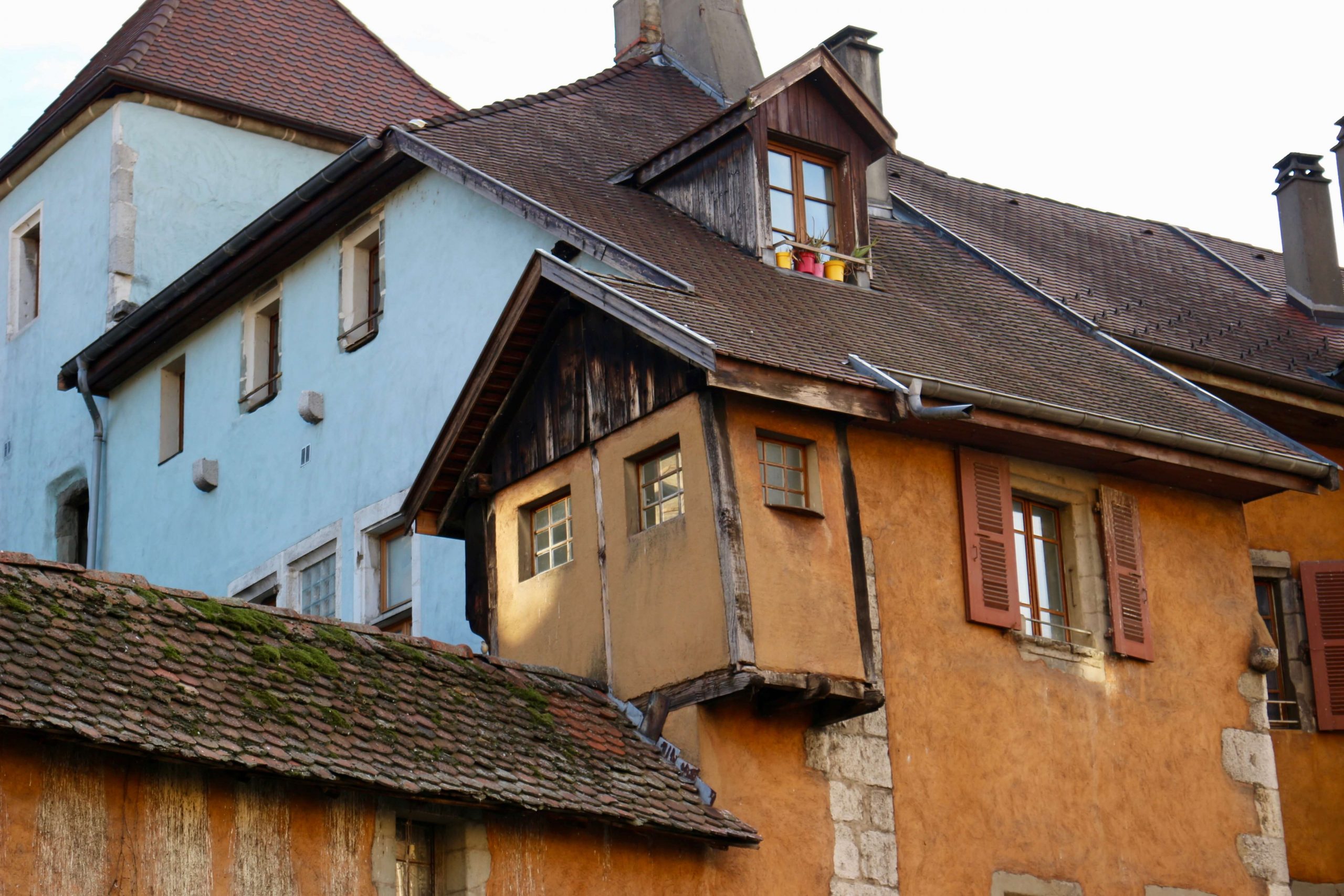 Old houses with roofs at off angles in Annecy, France, houses in which people probably use pink French toilet paper. ©KettiWilhelm2018