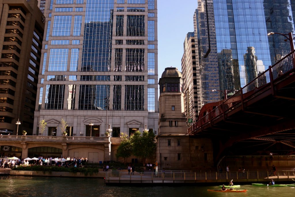 Looking at a building with "greek revival" architecture style from the Chicago River. ©KettiWilhelm2019