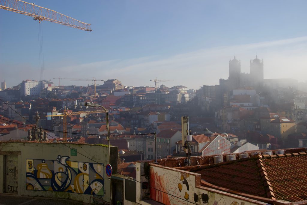 Fog and construction cranes over the city of Porto. ©KettiWilhelm2020