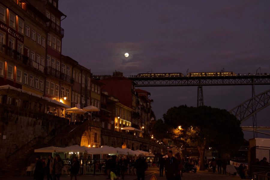 Dom Luis I Bridge seen from Ribeira Square at night. ©KettiWilhelm2020