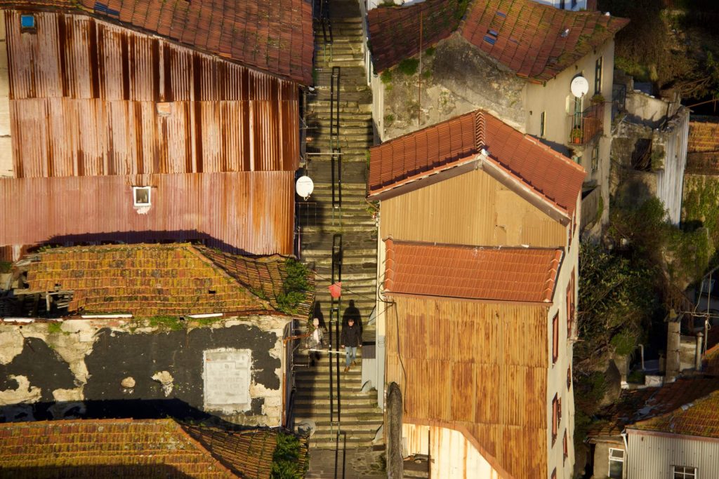 Houses on a hill, bathed in the light of a January sunset during a Couchsurfing trip to Porto. ©KettiWilhelm2020