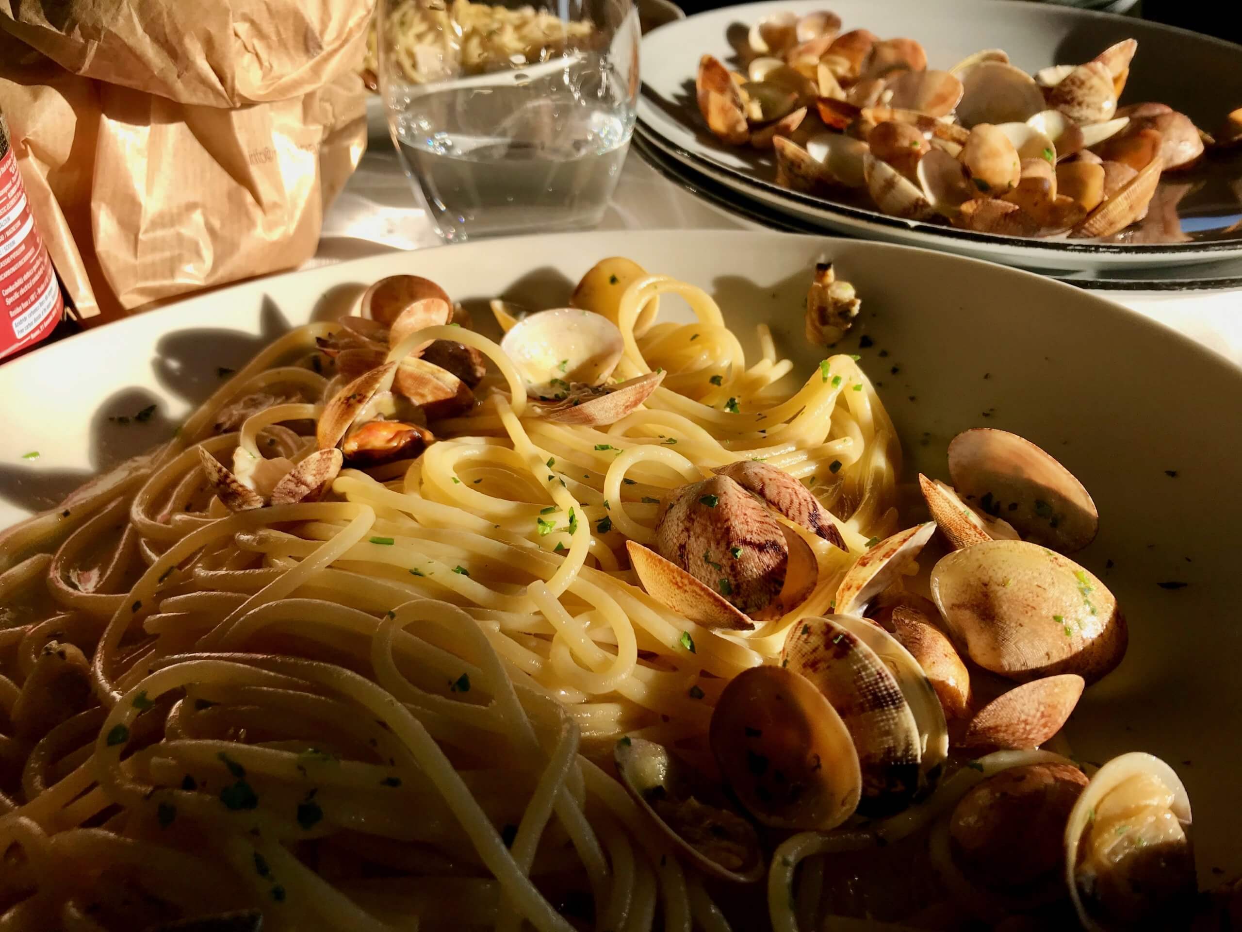 https://www.tiltedmap.com/wp-content/uploads/2020/02/Clam-spaghetti-pasta-con-vongole-Napoli-%C2%A9KettiWilhelm2020-scaled-1.jpg