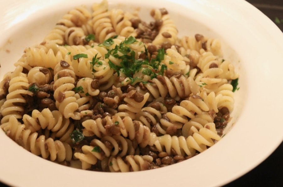 A plate of easy, homemade Italian pasta with lentils, garlic and parsley. ©KettiWilhelm2020