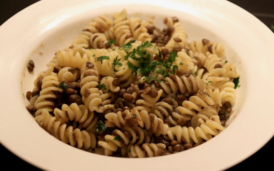 A plate of easy, homemade Italian pasta with lentils, garlic and parsley. ©KettiWilhelm2020