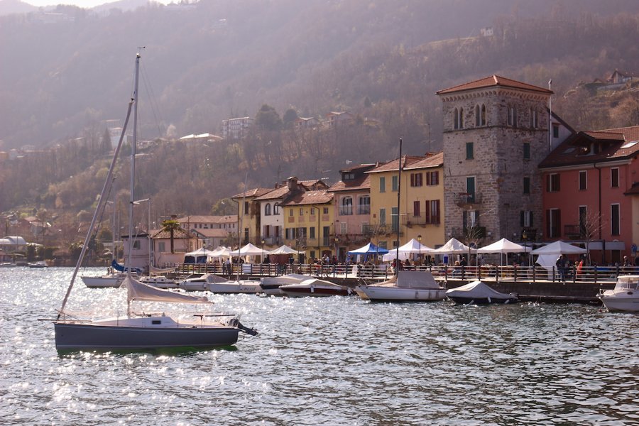 A sailboat on the northern Italian lake of Lago d’Orta, in front of the town of Pella. ©KettiWilhelm2019