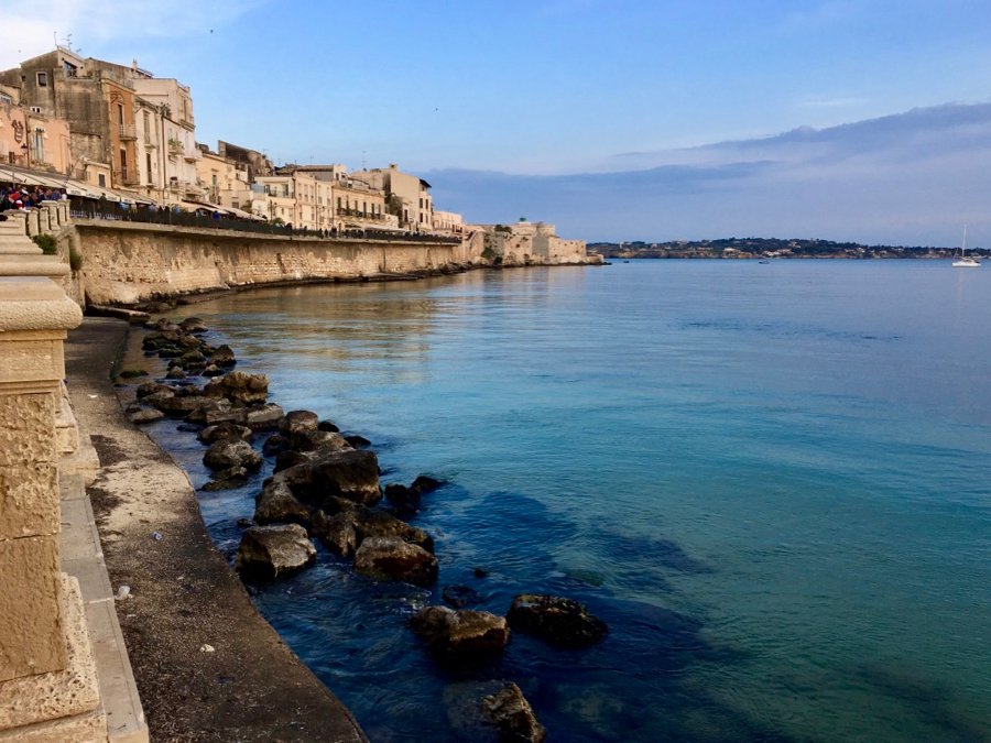 The Mediterranean seaside in Ortigia, the historic center of Siracusa, in Sicily. ©KettiWilhelm2018