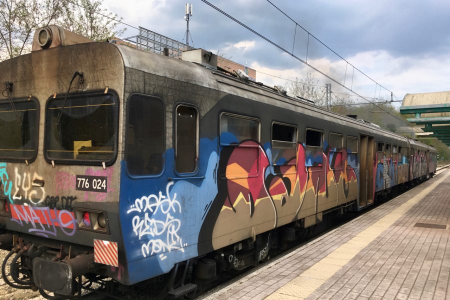 A regional train in Umbria, Italy, covered in colorful graffiti. ©KettiWilhelm2020