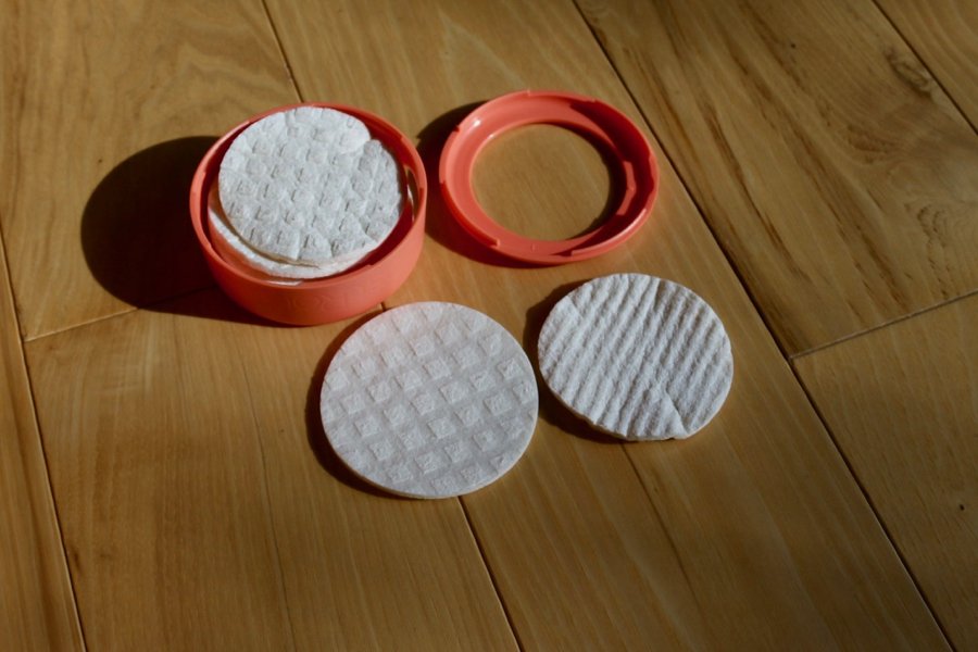 LastObject's new zero-waste product: LastRound, a reusable cotton pad, shown here with the case open and two cottons pads outside the case. ©KettiWilhelm2020