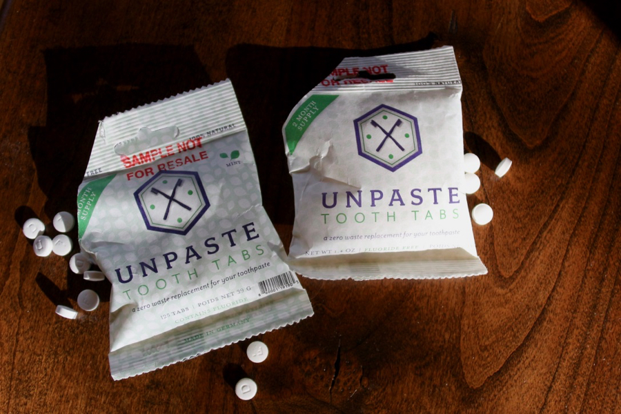 Unpaste toothpaste tablets (with fluoride and fluoride-free) in their paper packaging. ©KettiWilhelm2021