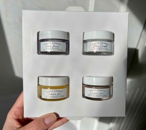 The Earth Harbor face mask gift set, which uses minimal plastic packaging: Four face mask jars in a white cardboard tray. ©KettiWilhelm2021
