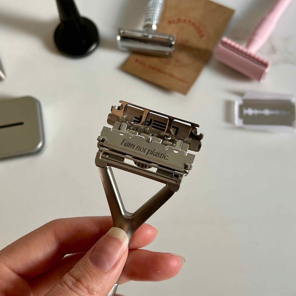 Close-up of the Leaf Shave pivoting-head safety razor, with the head open to show the words "I am not plastic" written on the blade. ©KettiWilhelm2021