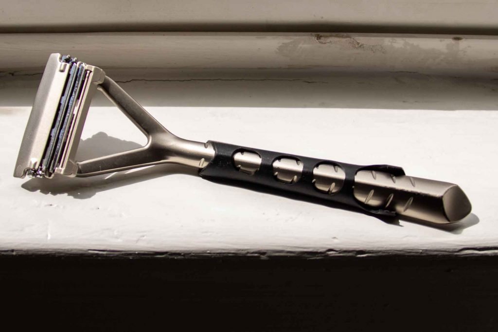 The plastic-free razor from Leaf Shave used in this review, with a silicone handle grip that is slightly broke, but still functional. ©KettiWilhelm2022
