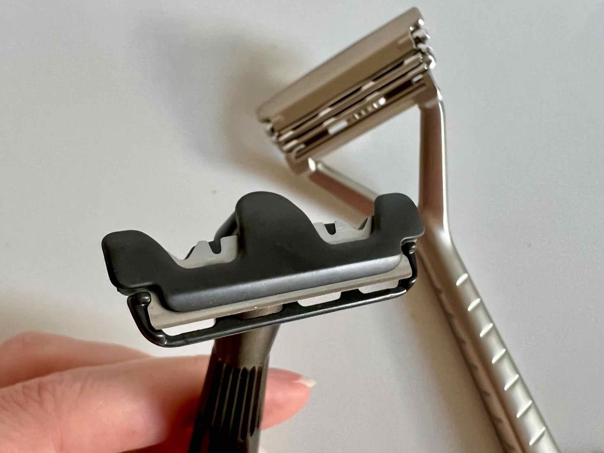 Leaf Shave's single-blade traditional Twig safety razor, in front of the original multi-blade Leaf razor, showing the difference between the two plastic-free models. ©KettiWilhelm2021