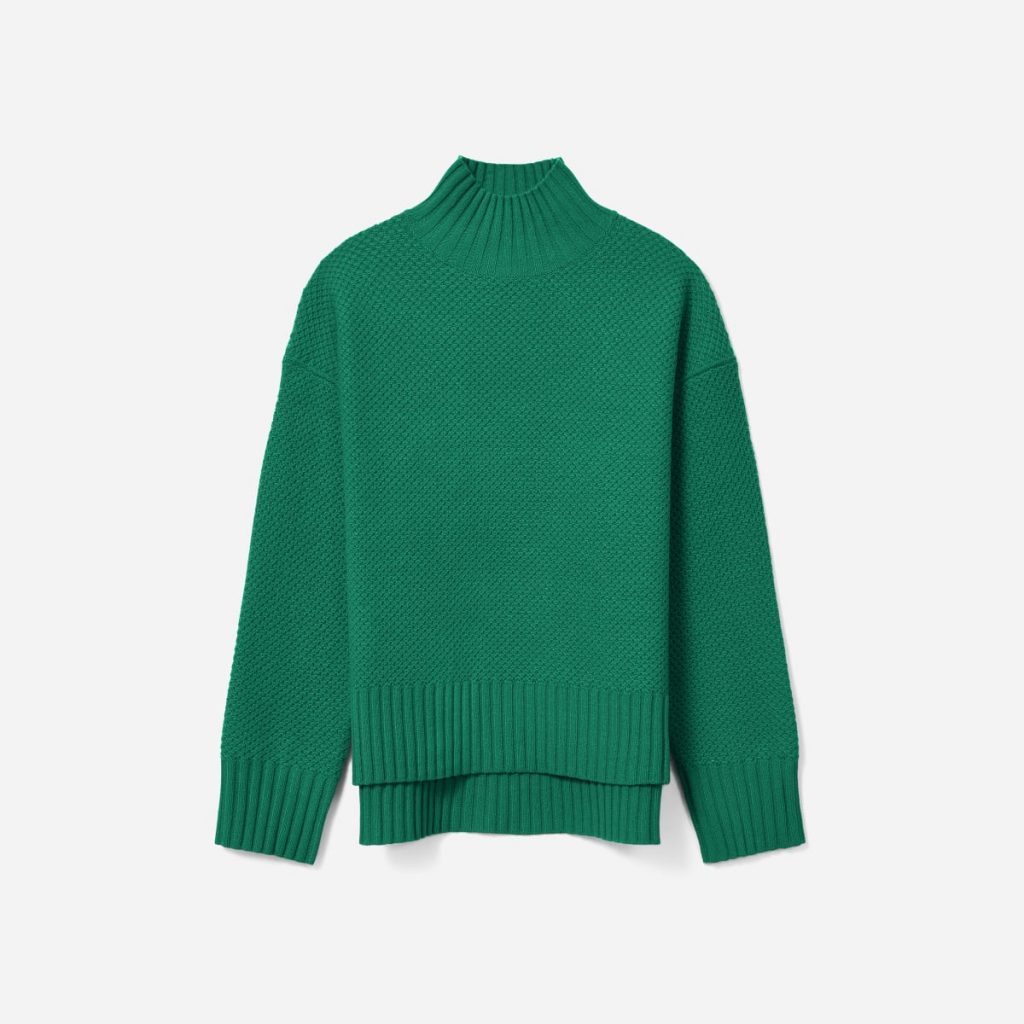 Everlane's recycled cashmere sweater (The Oversized Stroopwafel Turtleneck in ReCashmere), a sustainable sweater gift for the holidays!