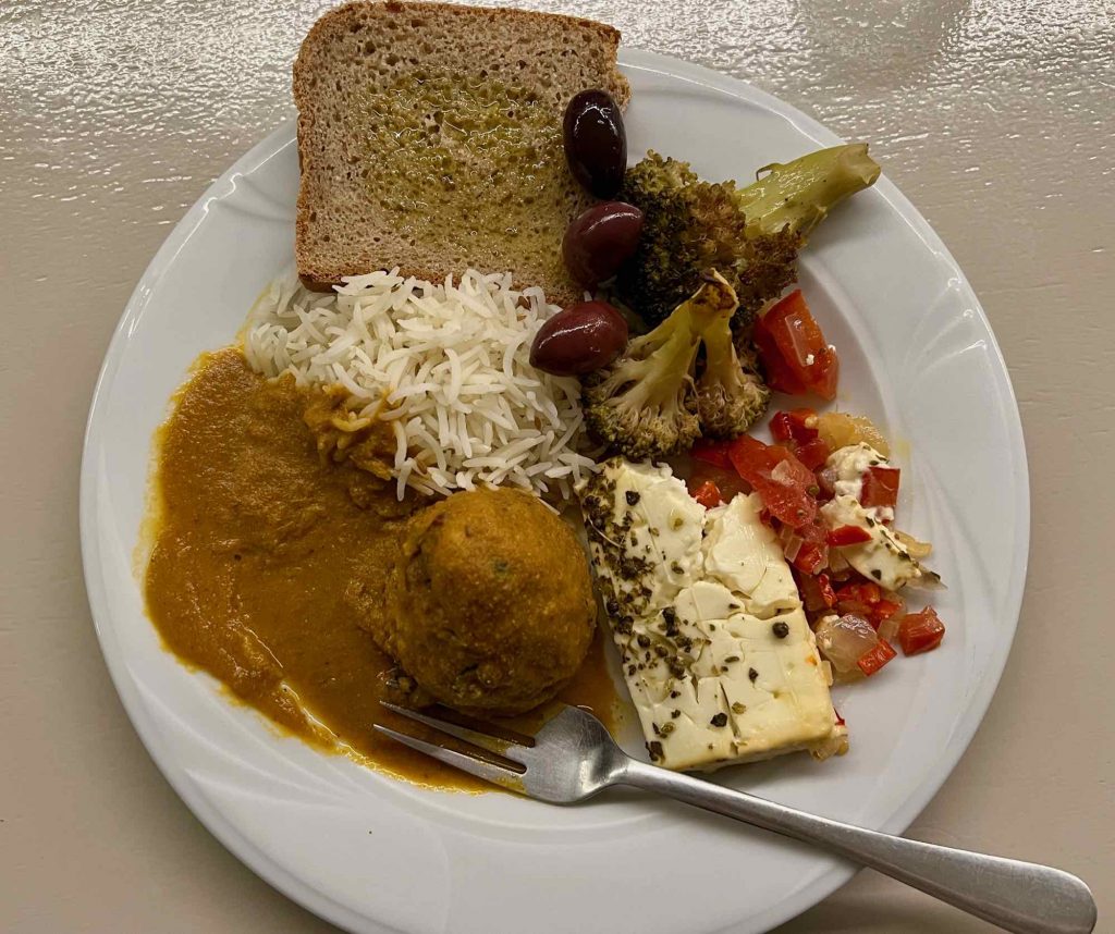 My dinner: A plate of homemade, vegetarian Indian and Greek food for dinner at the Okreblue Seaside Yoga Retreat on Paros. ©KettiWIlhelm2021