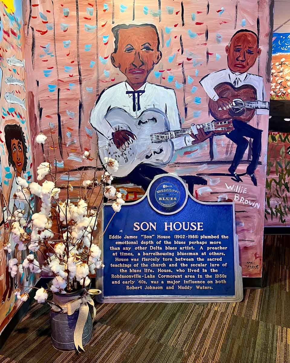 Dimly lit, brightly colored decorations in the lobby of the Gateway to the Blues museum, part of the Mississippi Blues Trail. ©KettiWilhelm2022