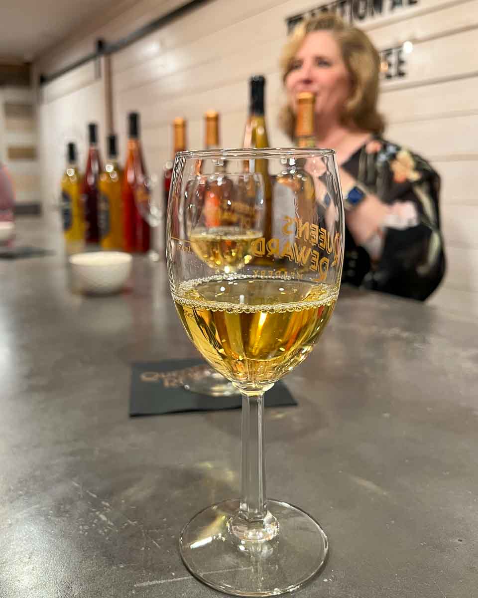 Queen’s Reward Meadery owner Jeri Carter pour mead samples behind the bar at her tasting room in Tupelo, Mississippi. ©KettiWilhelm2022