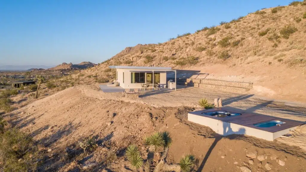 Sustainable alternative to AirBnb: this luxurious cabin near Joshua Tree National Park is fully solar powered, and bookable on Plum Guide.