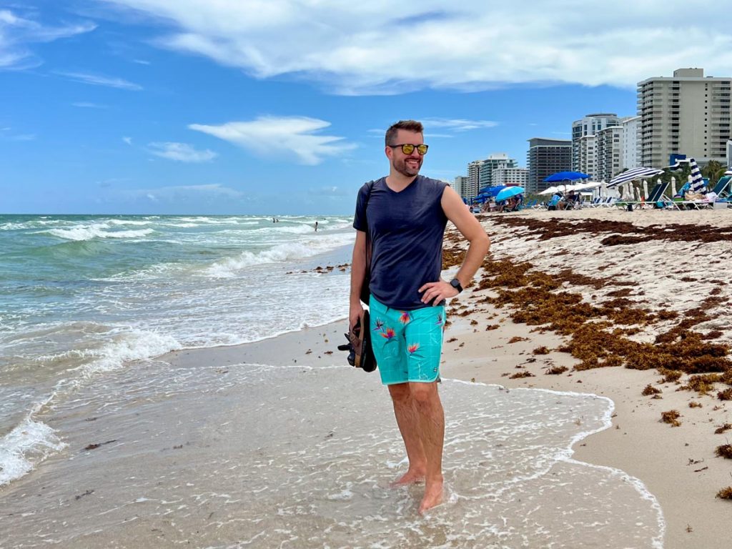 The reviewer's husband in an Unbound Merino t-shirt on Miami Beach in August. ©KettiWilhelm2022