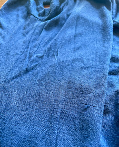 The underarm of the women's merino t-shirt from Unbound Merino with a small snag in the fabric. ©KettiWilhelm2022