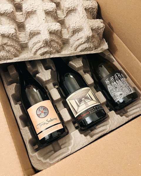 Three bottles of wine from the Tres Sabores wine club in their entirely plastic-free packaging, an excellent sustainable gift idea. ©KettiWilhelm2022