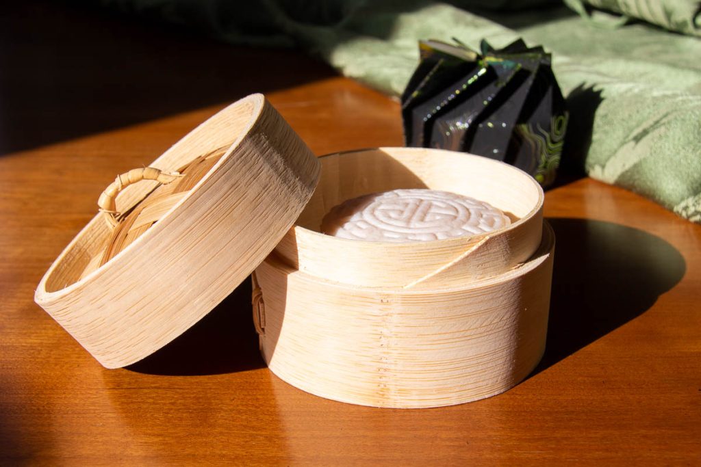 https://www.tiltedmap.com/wp-content/uploads/2023/05/Viori-rice-shampoo-bar-bamboo-soap-dish-%C2%A9KettiWilhelm2023-1024x683.jpg