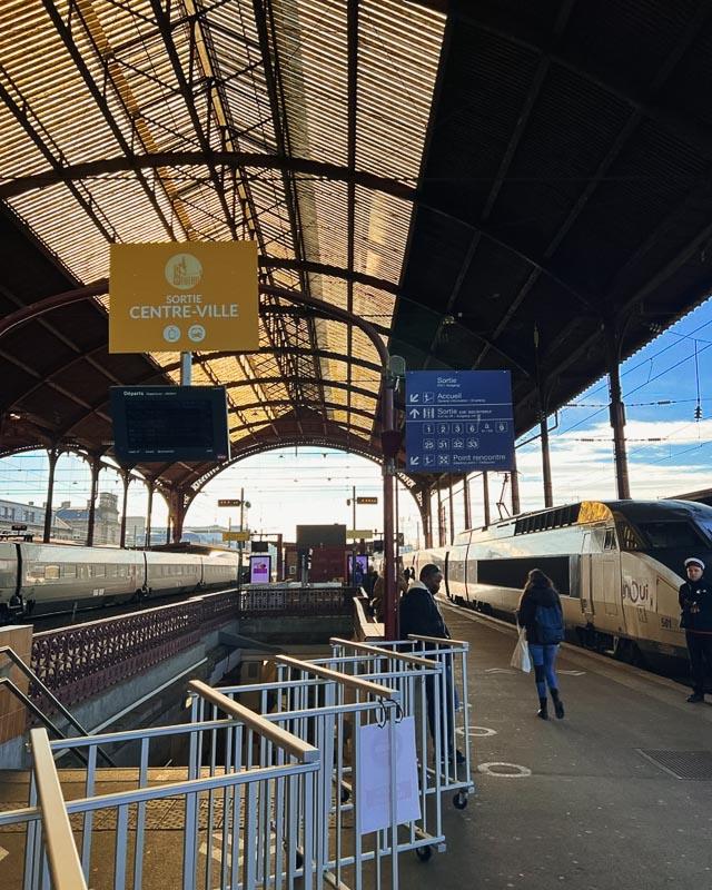 The view of the glass ceiling next to the platform in the train station of Strasbourg, France, with a blue sky behind. ©KettiWilhelm2023