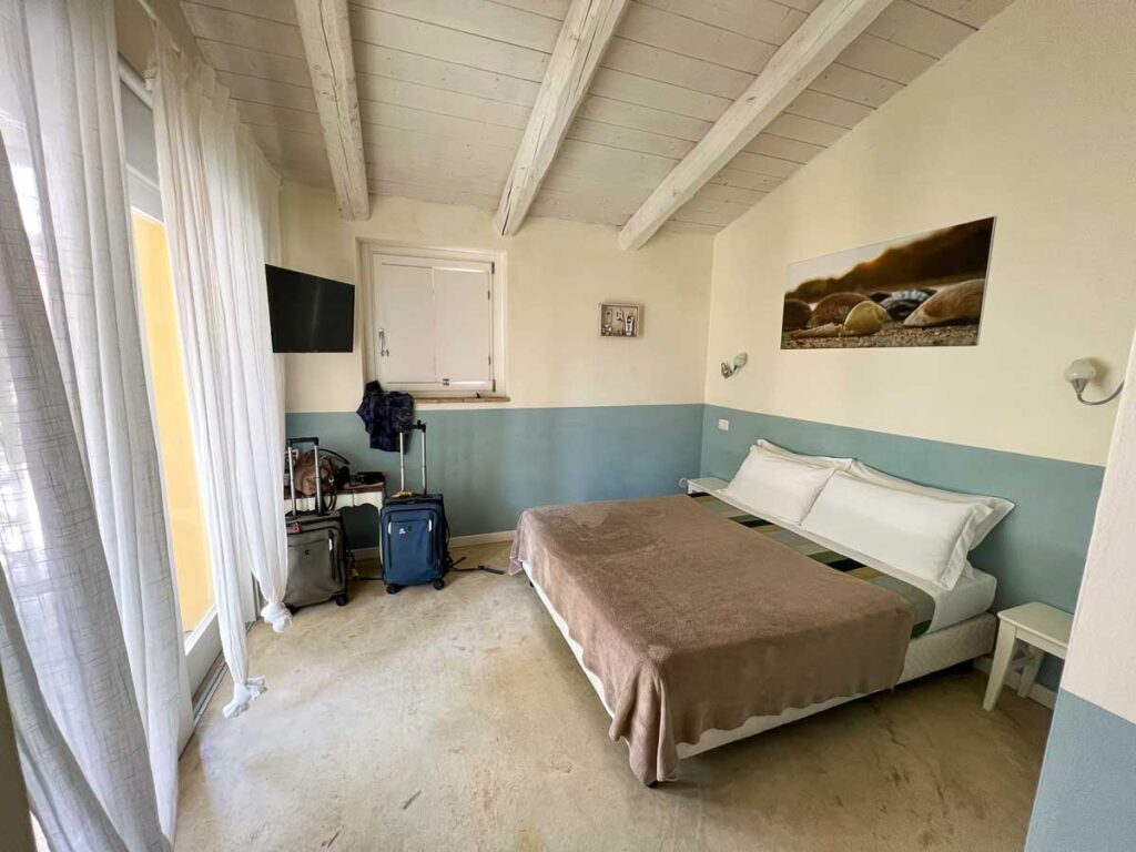 A clean blue and white hotel room at Tenuta San Marcello, an organic winery on our tour of Marche by bike. ©KettiWilhelm2023