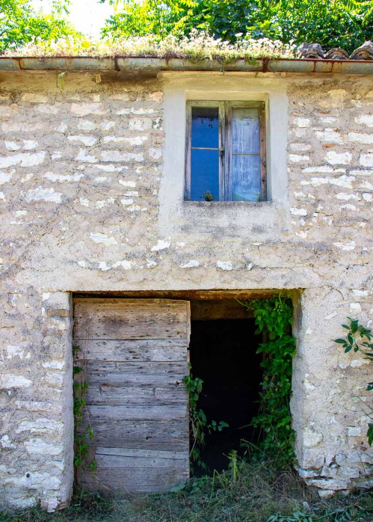 An abandoned house in the Italian ghost town of San Cristoforo, built out of local white stone, which we visited on our e-bike tour of the Marche region of Italy, with local tour operator Basecamp523. ©KettiWilhelm2023