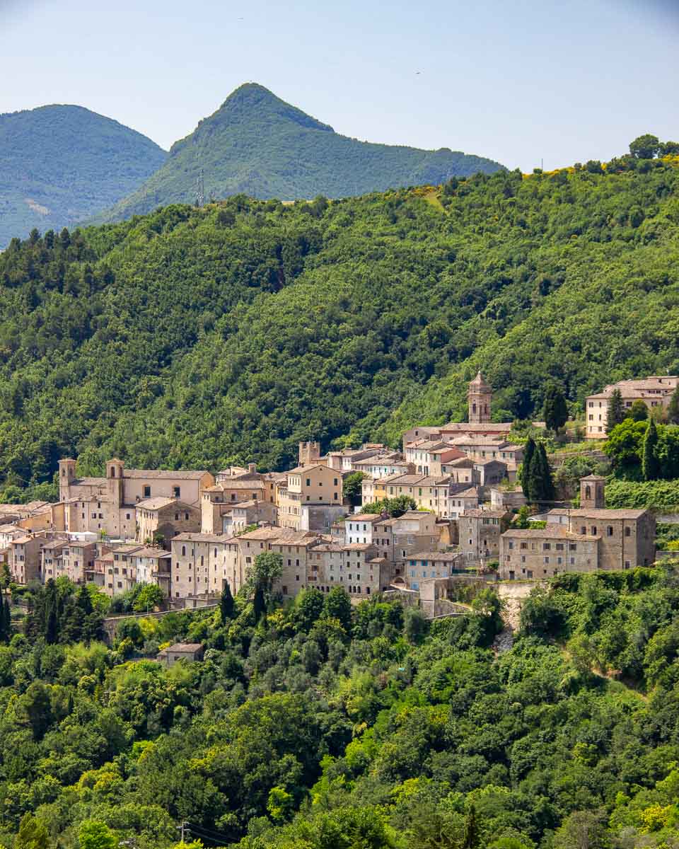 View of the Apennine mountains and the small town of Serra San Quirico, which we visited on our ebike tour in Italy, with local tour operator Basecamp523. ©KettiWilhelm2023
