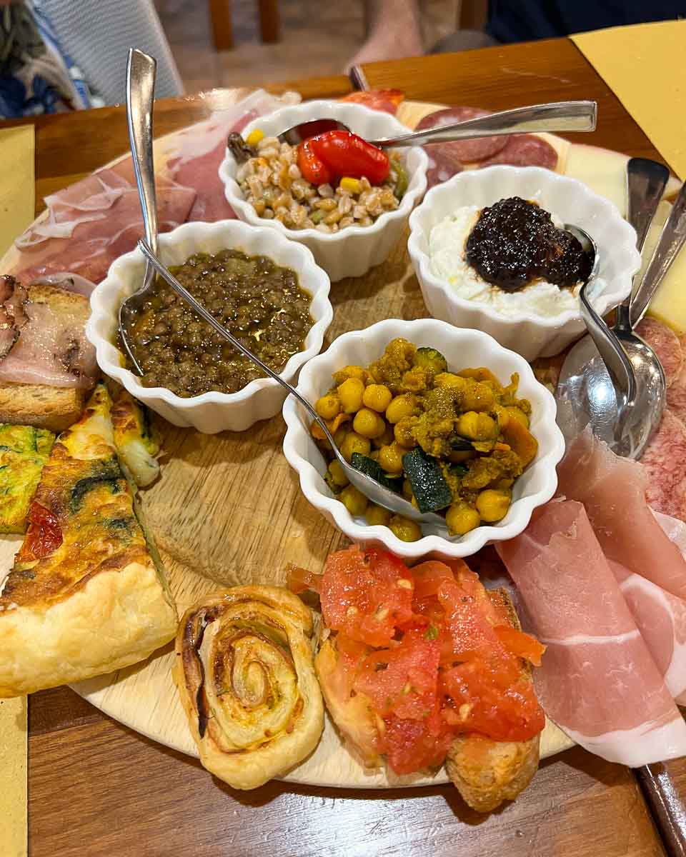 A tray of farm-to-table Italian appetizers at La Vita E Bella agriturismo, where we ate dinner during our bike tour in Italy. ©KettiWilhelm2023