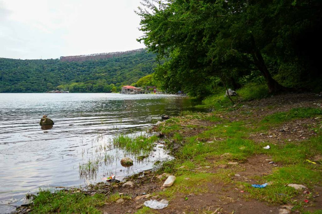 Plastic water bottles and other litter ring the verdant shore of Lake Coatepeque, one of El Salvador’s major tourist attractions. ©KettiWilhelm2023