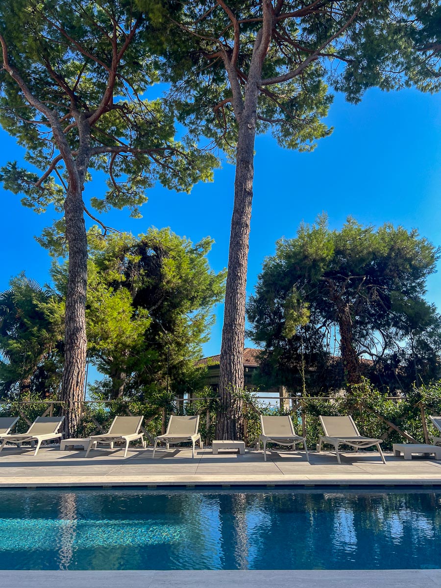 The pool at one of the hotels where sleep in Numana, Italy, during our bike trip in the Marche region. ©KettiWilhelm2025