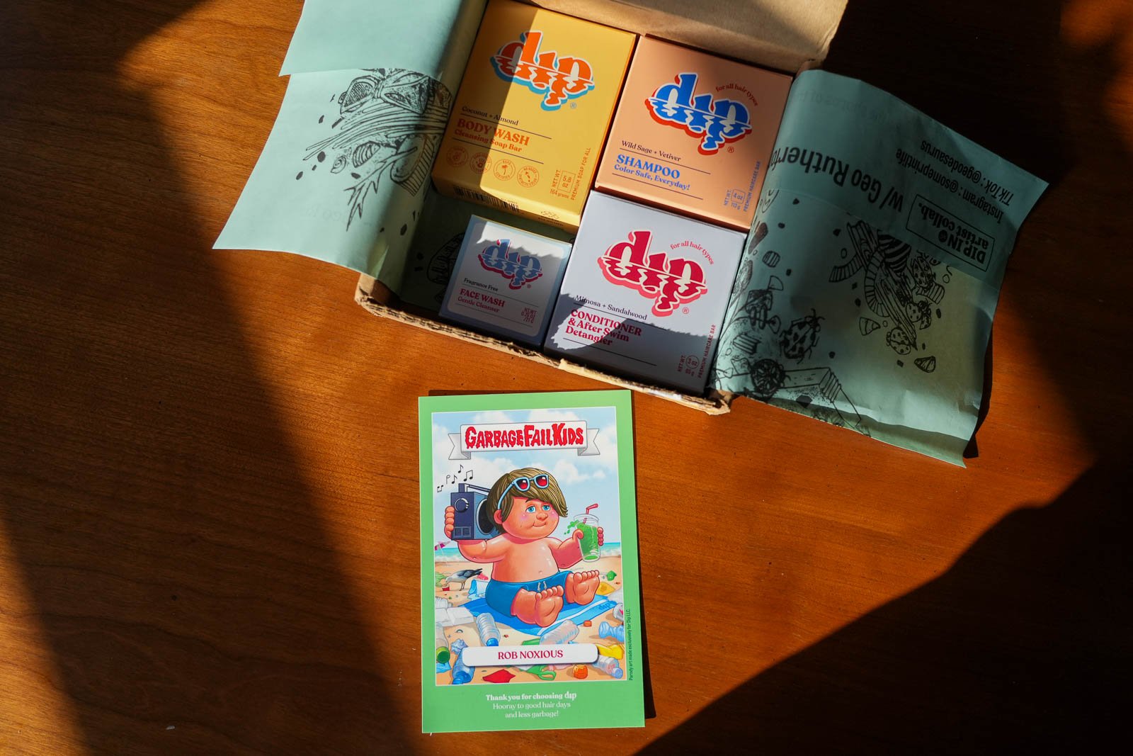 Dip shampoo bars and plastic-free packaging on my kitchen table before testing these products for this review. ©KettiWilhelm2025