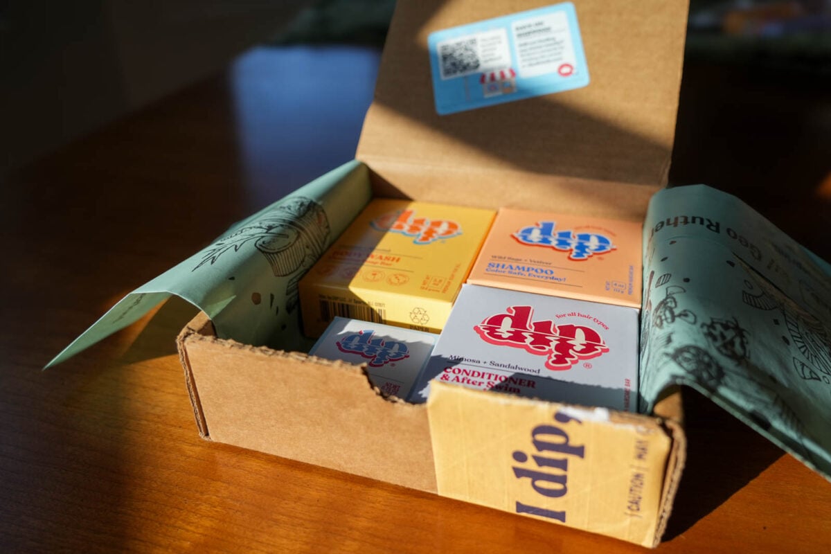 Dip shampoo bars and plastic-free packaging on my kitchen table before testing these products for this review. ©KettiWilhelm2025