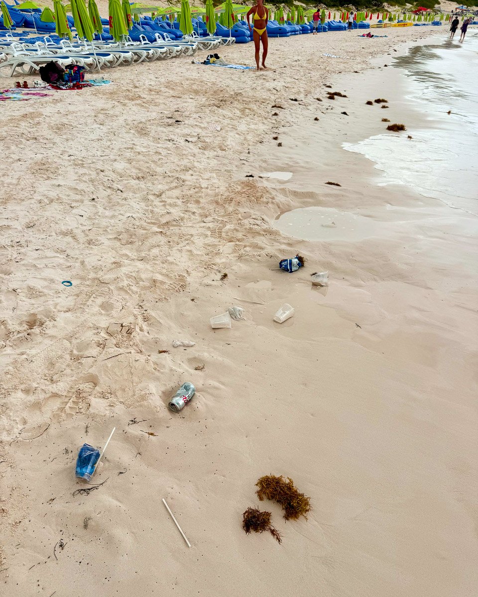 Bermuda's famous Horseshoe Beach covered in garbage after a group of cruise ship passengers departed the area. ©KettiWilhelm2025