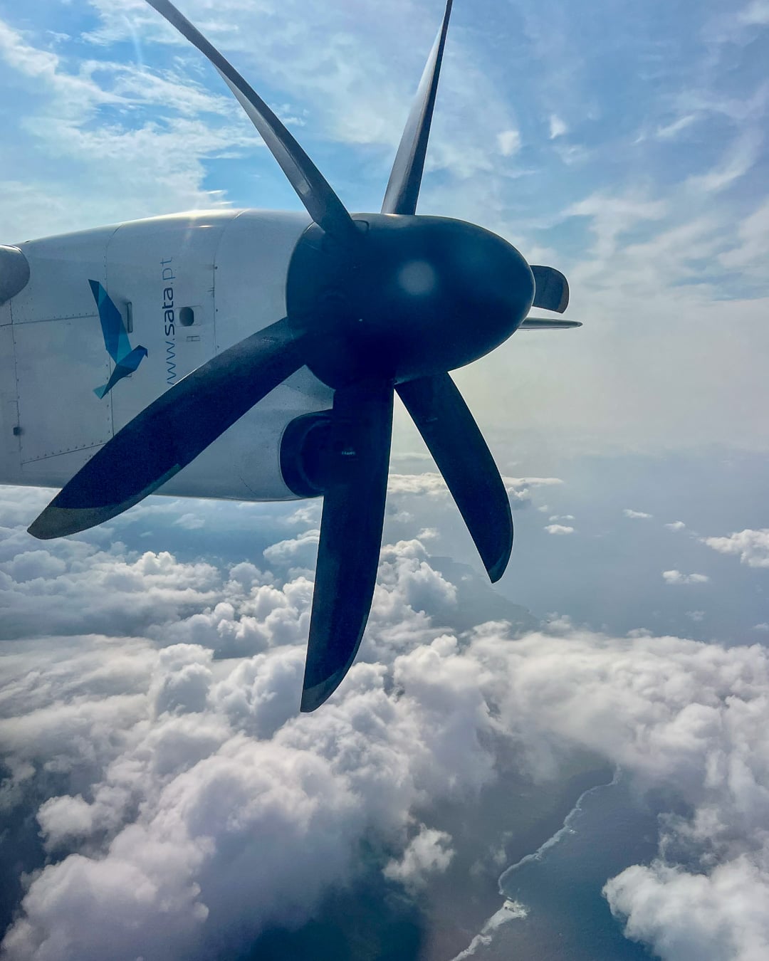 Airplane propellor seen from the window of a flight in the Azores. ©KettiWilhelm2026