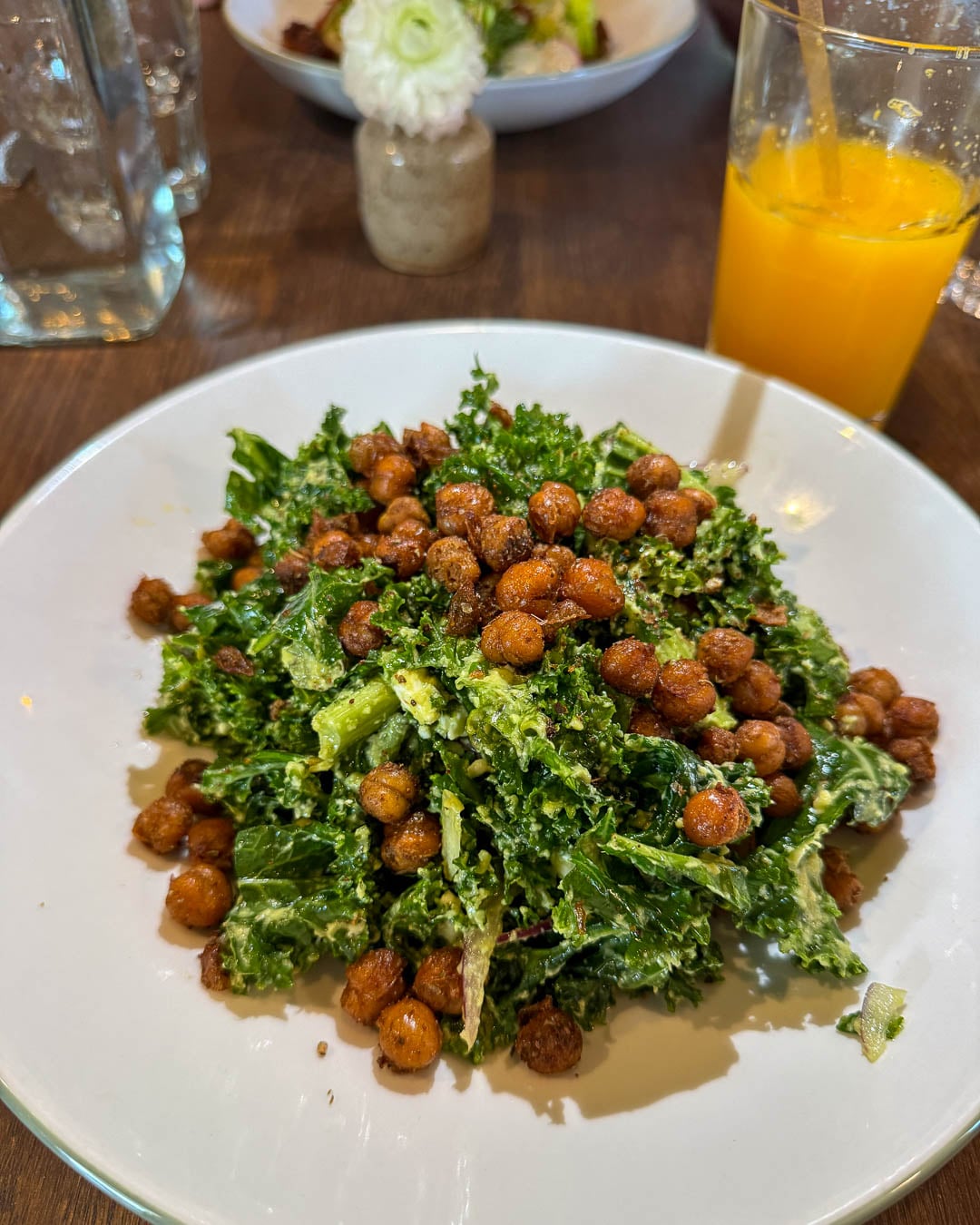 Salad with fried chickpeas for lunch at Perenn Bakery, one of the best breakfast and lunch spots in Franklin, Tennessee. ©KettiWilhelm2026